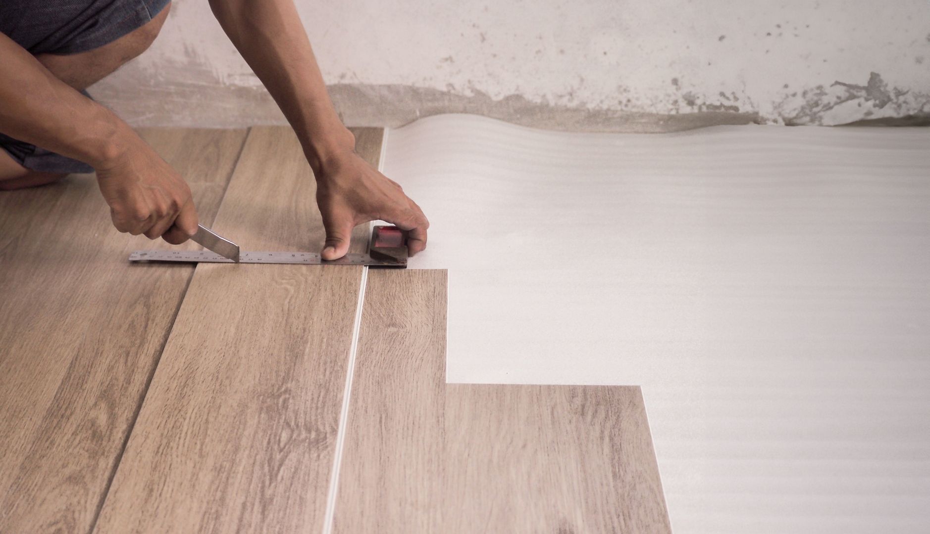 Ein Boden wird verlegt